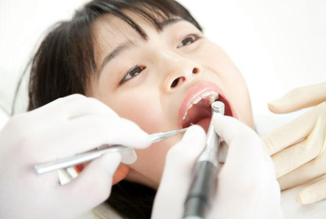 歯科治療を受ける女の子